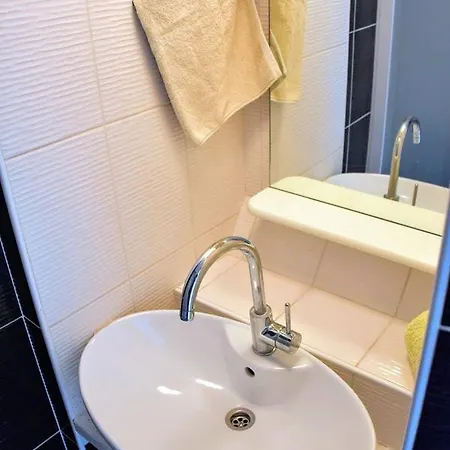 Room Dora Varos